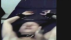 お尻突き出せよ、スラット。スパンキングして濡れたマンコを指マンしてから激しくファックするぞ！