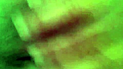 Esposa amateur cachonda se mete dedos en coño depilado hasta squirt en solo casero