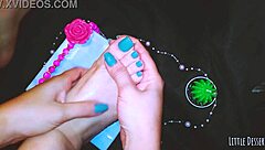 아름다운 18+녀가 집에서 페티시 풋 마사지로 강렬한 오르가즘