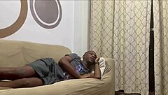 Foda sisi tu di sofa ruang tamu begitu hebat sehingga dia pancut sperma dalam bontot ketat aku