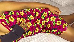 Gadis desi india tunjuk tembelang dara ketatnya dalam fingering solo close-up.