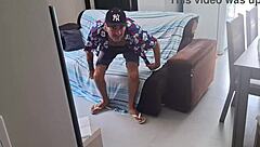 Ej, ten stary facet wchodzi do łazienki z chudą rudą