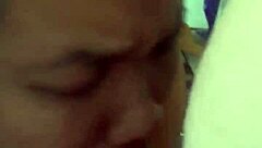 Kalın Kamboçyalı Asyalı hatun iri meme götüne yoğun sakso derin boğaz yapıyor