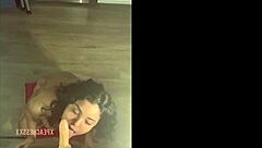 Latina tetona con tetas naturales mamando y follando tetas su dildo como puta total 😈