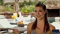 Scopri come le babe Playboy in bikini rendono sexy il lavaggio Mercedes AMG GT all'aperto