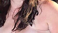 誘惑的なMILFが熱い出会いで爆発的な絶頂に達するとどうなる？