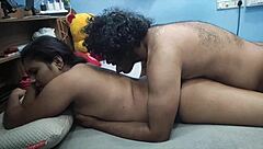 Geile Desi meid geeft vriend slordige pijpbeurt voor hij diep haar kont likt