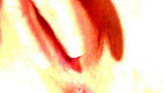 信じられないアマチュアのピンクマンコ、こんなにピンクで濡れてるよ