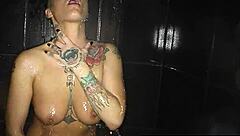 Aku rasa terangsang tengok babe brunette Jezebelle sambil dia masturbasi secara sensual tits besar dan faraj dia dalam pancuran panas.