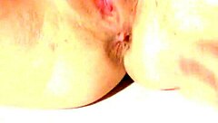 信じられないアマチュアのピンクマンコ、こんなにピンクで濡れてるよ