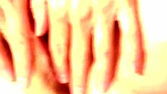 信じられないアマチュアのピンクマンコ、こんなにピンクで濡れてるよ