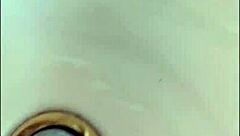 メイクしながらゲップするのが好き、このカジュアルな瞬間