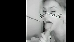 Hé blondine, je pijpt de lul van je vriend terwijl hij dronken is met je vriendinnen erbij, hè?