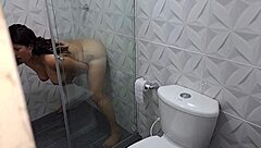 Veo a mi madrastra disfrutar su coño delicioso en mamada casera hardcore y tetas parte 1