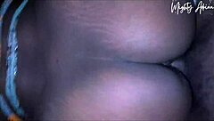 Esta amateur ebony teen 18+ con gran culo recibe su coño apretado follado duro por gran polla negra en cama. Creampie gotea tras orgasmo intenso en perrito.