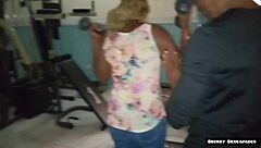 Gyminstruktør forfører big ass 45-årig kunde og knepper kåt fisse med BBC