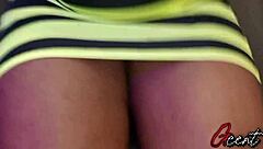 Veľkoramenná kamoška príde v krátkych šatách na rýchly misionársky výtláčik s obrovským kokotom.