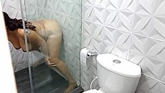 Veo a mi madrastra disfrutar su coño delicioso en mamada casera hardcore y tetas parte 1