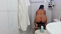 ビッグアスのラティーナがリアリティフェティシスタイルでマンコを見せびらかすのを見る