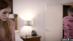 تخيل ما يحدث عندما يرى جار متلصص فتاة صغيرة حمراء 18+ وحدها في المنزل