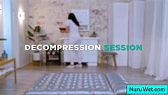 Çıplak genç 18+ masöz Sophia Burns'ten ilk ıslak nuru masajı deneyince fena azdım