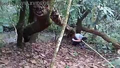 見てよ男がエコパークで俺のデカマンコ見たくて金払ったから茂みに隠れてチラ見せしてやった