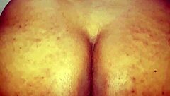 ¡Culo indio grande temblando salvaje al doblarse para anal casero con verga monstruo!