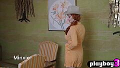 デカ天然乳のレッドヘアミルフミンクシーが大胆にランジェリー脱いでヌードポーズ