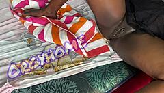 Bu esmer ev hanımı sulu tıraşlı amıyla vahşi seks oyununda seni baştan çıkarıyor mu?