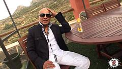 La puta perra y su amo... este monstruo de polla grande la domina al aire libre