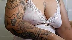 임신부 큰 엉덩이 과시하며 흔들어 젖가슴 만지작