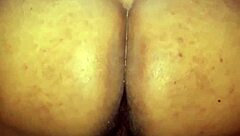 ¡Culo indio grande temblando salvaje al doblarse para anal casero con verga monstruo!