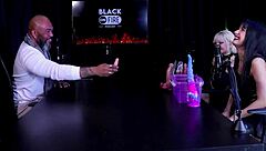 그녀가 애널 플레이용 좋아하는 섹스 토이와 가슴 타투 드러내. 투명 옷 입고 - 네스 울로프스키.