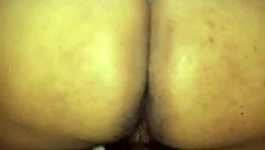 ¡Culo indio grande temblando salvaje al doblarse para anal casero con verga monstruo!