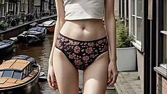 Tengok model lingerie Belanda comel berjalan kaki telanjang terusan Amsterdam