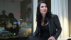 이 장면에서 예쁜 18+ 장난감들이 부드럽고 유혹적으로 거대한 좆 액션 해. 이 년들은 빠른 페이셜 사정으로 정액 덮여.