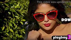 Model milf Latin semulajadi dedahkan tetek besar dan buntut besar dia sambil pose dalam lingerie seksi