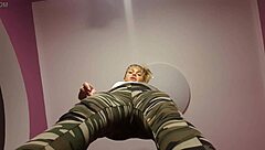 Waarom zit je op je knieën, aftrekkend onder de tafel en eet je je eigen sperma op als een slet?