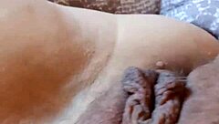 Lihat bontot melengkung aku bergoyang dalam tarian memek buatan rumah ni!