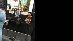 あのタイトジーンズで歩くムチムチラテン娘を18+覗きがガン見！