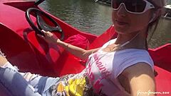 Aku eh, macam, hilang arah dan buat apa-apa sepanjang hari sebagai blonde gadis 18+ tu ye