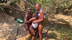 Hei, kami hampir ditangkap oleh fulanis itu semasa fuck sisi dalam semak tepi sungai - quickie dengan kote hitam besar itu intens!