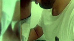 헤이, 그 나이 든 남자가 체육관 라커룸에서 도와달라고 현금 제시해