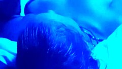 彼女がベッドルームで彼からディープスロートを受けながら髪を掴まれる