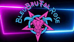 Hé, kijk deze big ass milf een harde pik zuigen voor haar strakke kontgat gelikt wordt terwijl ze met een dikke dildo en vibrator aftrekt