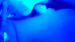 彼女がベッドルームで彼からディープスロートを受けながら髪を掴まれる