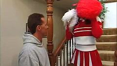 Ebony cheerleader bøjer sig for hård interracial blowjob og doggystyle fuck.