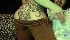 Hé, kijk deze big ass milf een harde pik zuigen voor haar strakke kontgat gelikt wordt terwijl ze met een dikke dildo en vibrator aftrekt