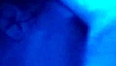 彼女がベッドルームで彼からディープスロートを受けながら髪を掴まれる