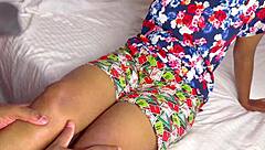 Dia mengerang kuat semasa intim dengan pasangan fokus kaki dia.